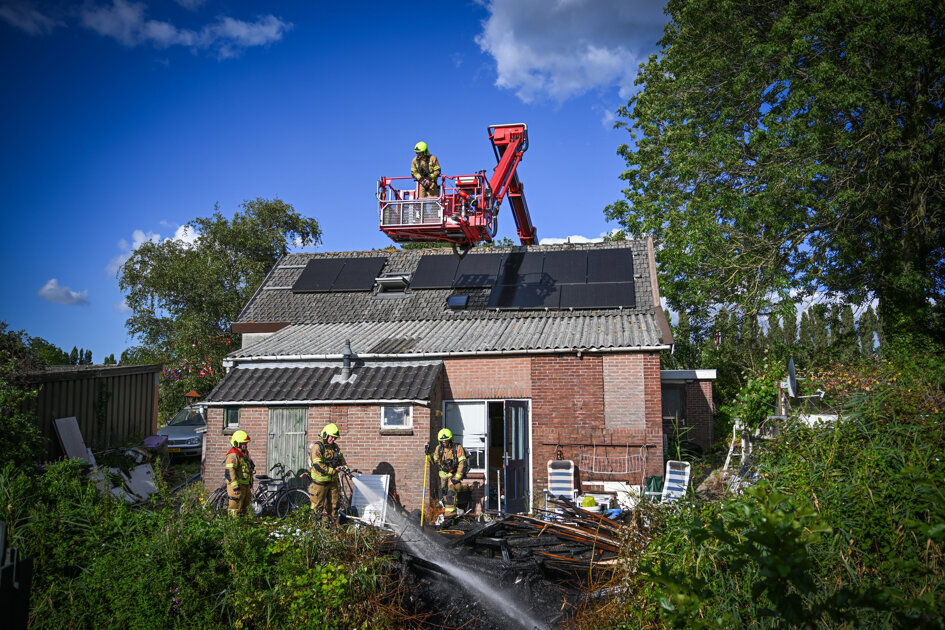 Brandweer voorkomt overslag naar woning aan Stationsweg
