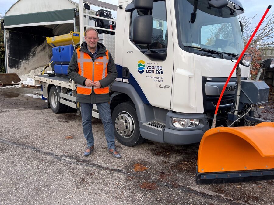 Robert-van-der-Kooi-bij-de-strooiwagen-op-de-milieustraat-Oostvoorne-scaled.jpg