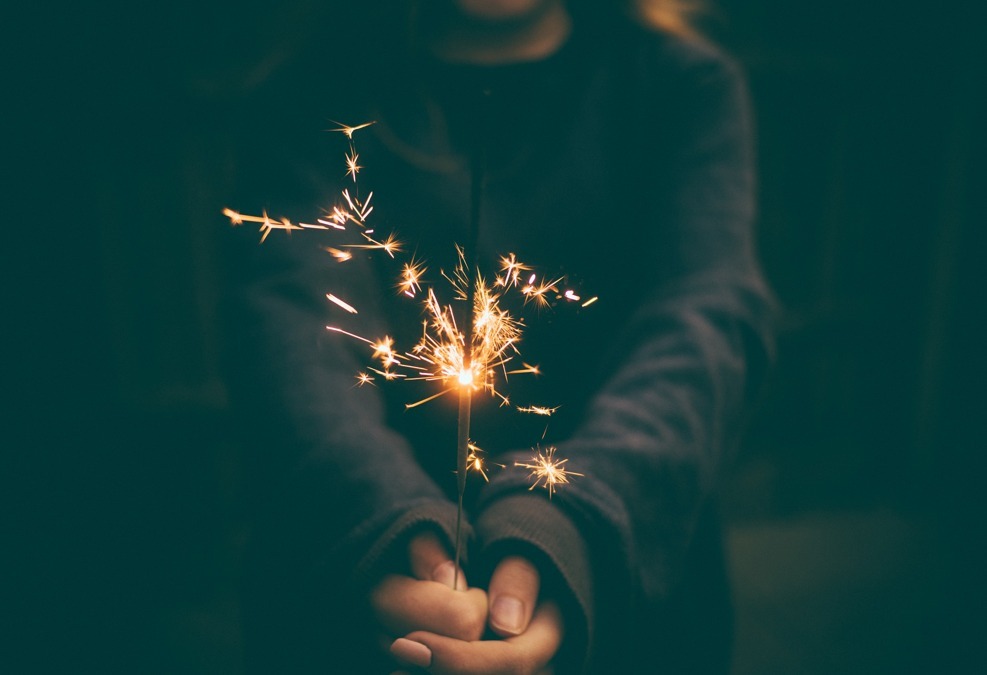 sparkler-g0e2f13efb_1920.jpg