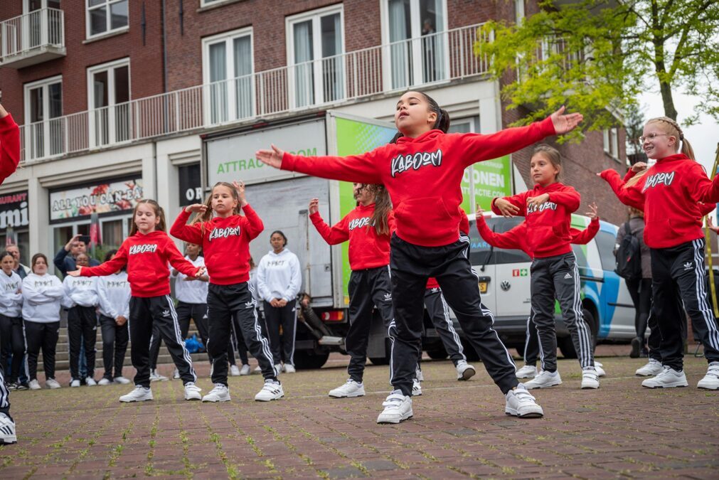 wethouder-opent-talent-op-straat-theaterplein-spijkenisse-foto-1-scaled.jpg