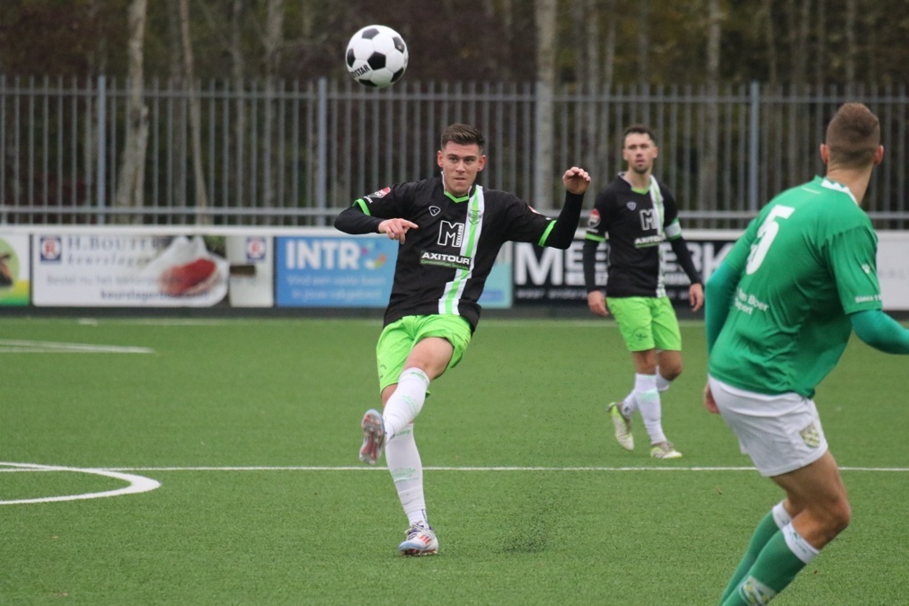 nieuw-lekkerland-en-spijkenisse-vechten-om-een-been-nieuwenhoorn-gaat-ermee-heen.jpg