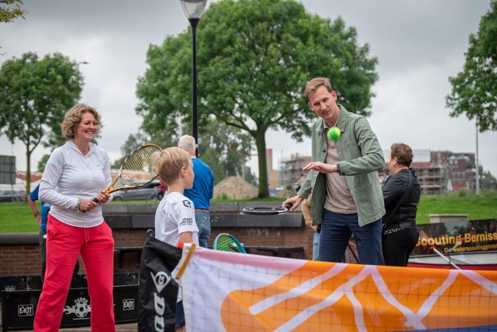 wethouder-opent-talent-op-straat-theaterplein-spijkenisse-foto-7-1024x684.jpg