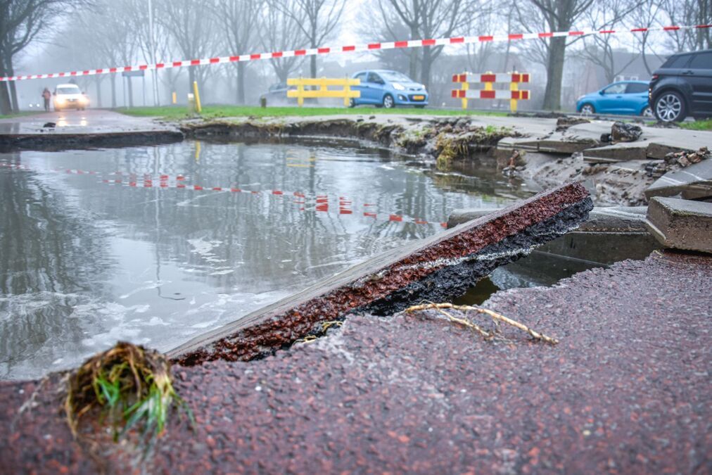 ledingbreuk-zorgt-voor-groot-gat-in-fietspad-hekelingseweg-spijkenisse-foto-08487327598810580030.jpg