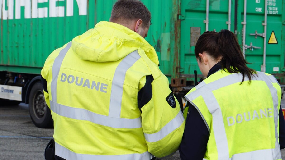 Stock_Douane_twee_geel_controle.jpg