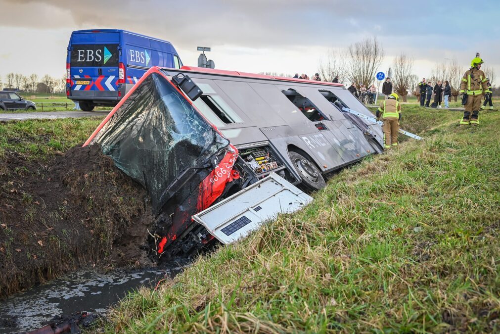 bus-belandt-in-sloot-na-aanrijding-met-auto-groene-kruisweg-zwartewaal-foto-1-scaled.jpg