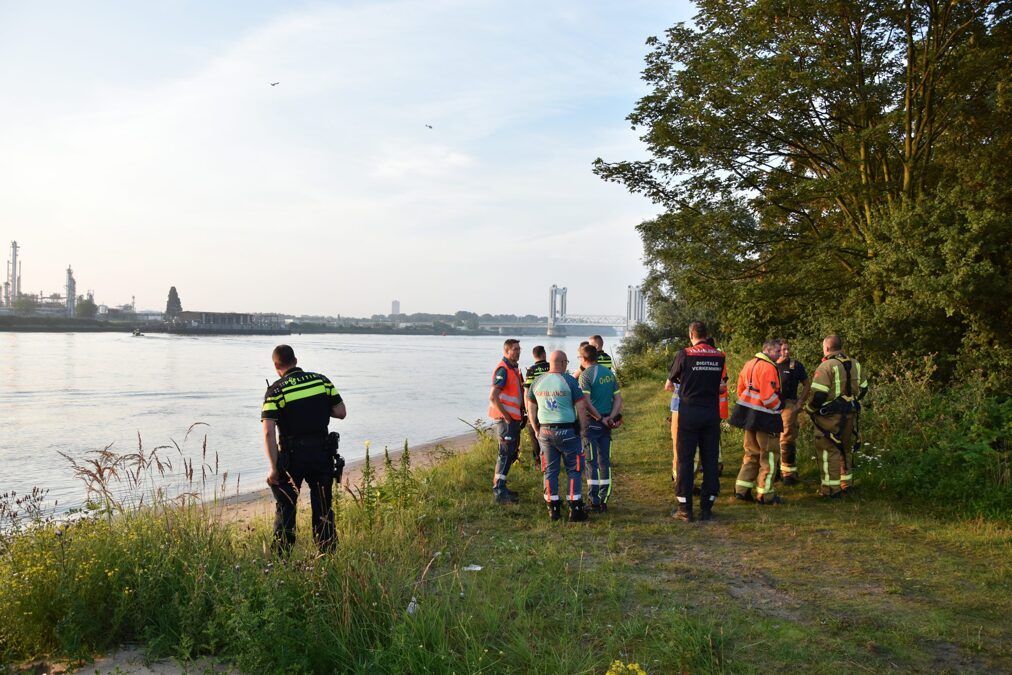 beeld-en-tekst-update-hulpdiensten-rukken-groots-uit-voor-een-persoon-te-water-botlekbrug-oude-maaspad-botlek-rotterdam-foto-0-scaled.jpg