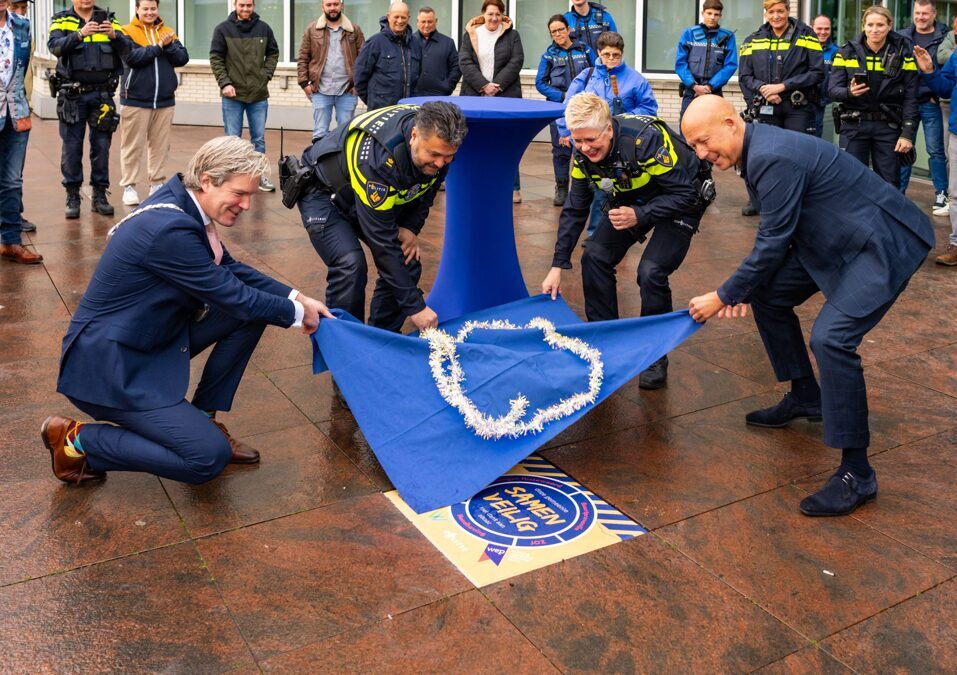 26-11-Onthulling-Blauwe-Tegel-voor-Samenwerking-4-1-scaled.jpg