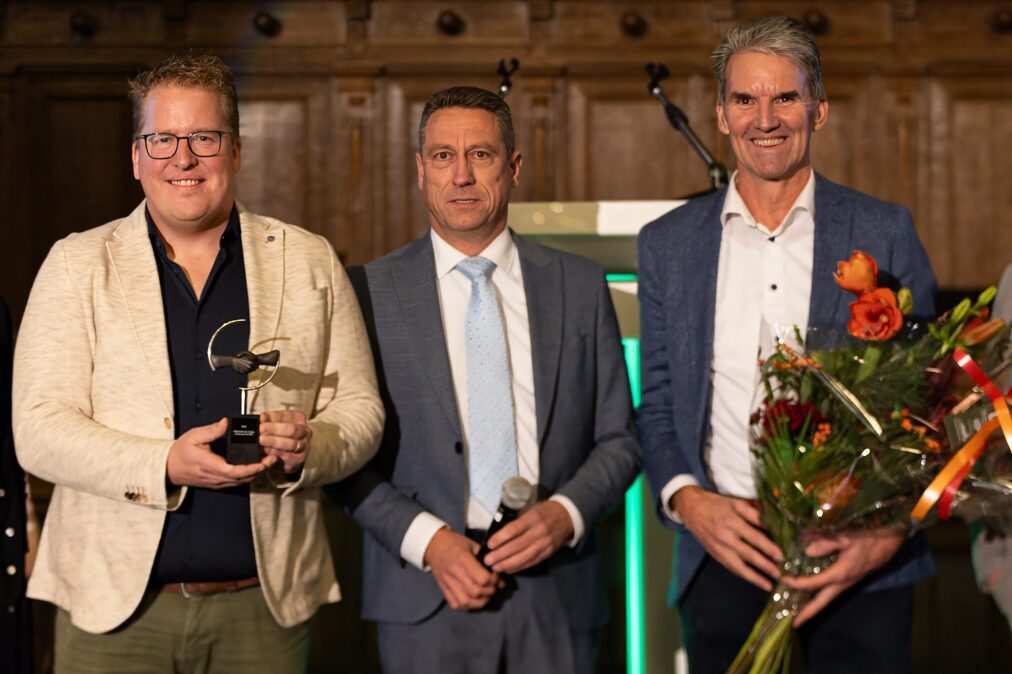 Winnaar-Ondernemer-van-het-Jaar-Voorne-aan-Zee-2024-Bryte-en-wethouder-Aart-Jan-Spoon-scaled.jpg