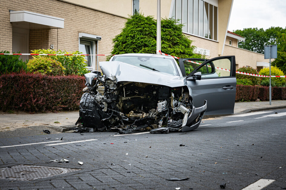 Motorblok vliegt uit auto en zorgt voor grote ravage aan de Rozenlaan in Spijkenisse