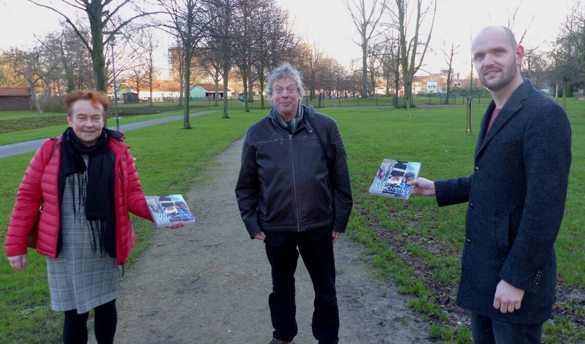 Foto-Roel-van-Deursen-Overhandiging-boek-Wegvluchten-aan-wethpuder-Struijk-Spijkenisse-2022-01-06-9-scaled.jpg
