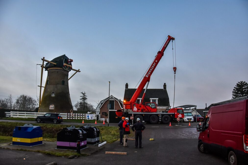 grote-mijlpaal_-roeden-van-molen-de-hoop-succesvol-teruggeplaatst-gemeenlandsedijk-zuid-abbenbroek-foto-1-scaled.jpeg