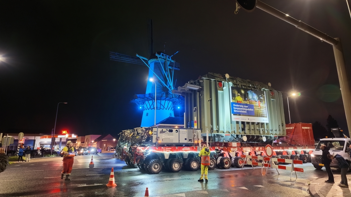Drie enorme transformatoren bereiken na nachtelijk transport hoogspanningsstation