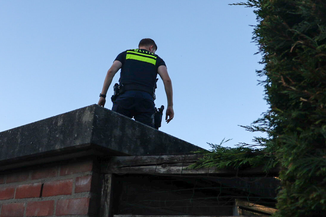 Politie zoekt in de tuin naar de sleutels