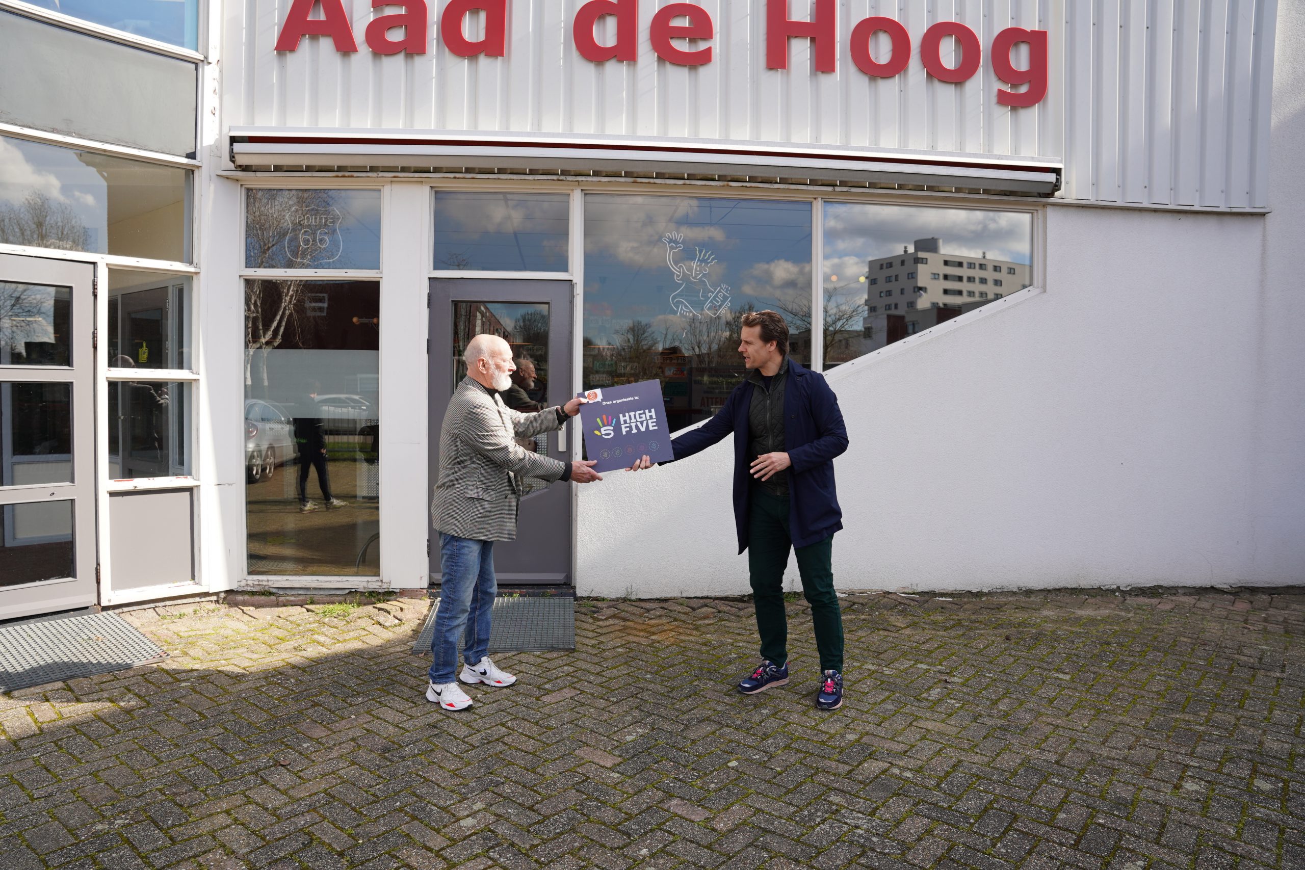 Aad de Hoog ontvangt High Five