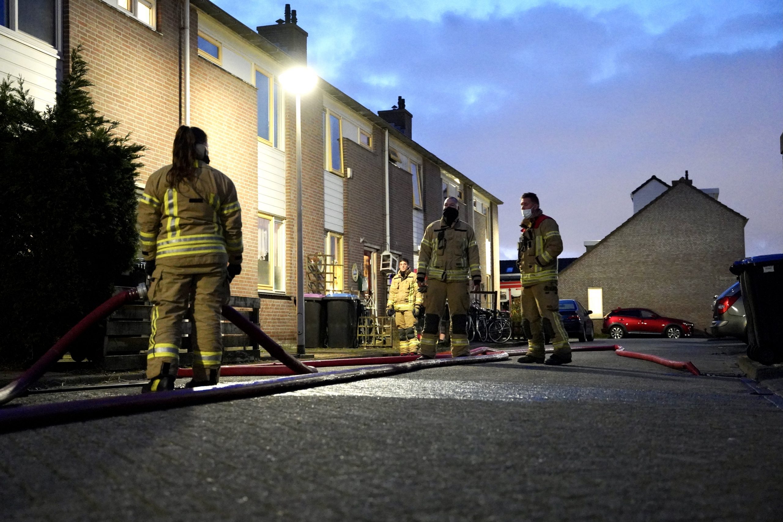 Brandweer spoelt riool door na terpentinelucht in woningen