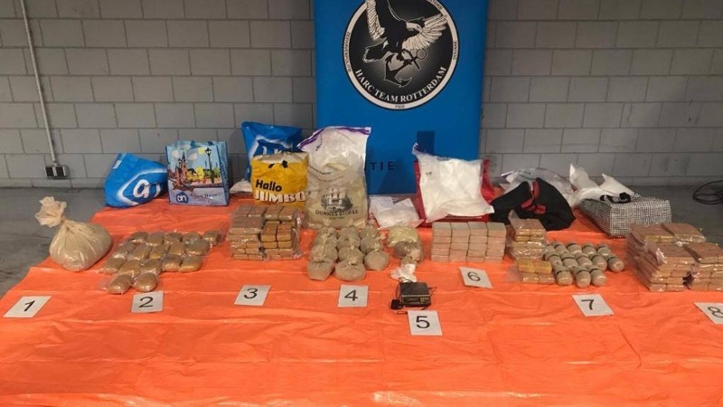 Twee aanhoudingen in Hoogvliet na vondst 96 kilo heroine en 180.000 euro
